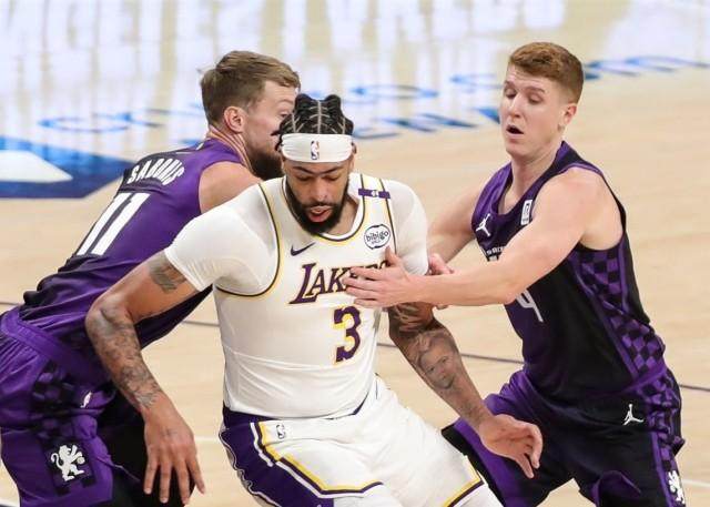 英超直播-【早报】鹬蚌相争，渔翁得利